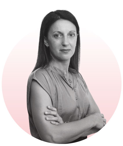 Retrato profesional de María de la Cruz, especialista en asesora tributaria, posando con actitud segura en formato corporativo.